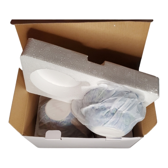 NEW Lilly Pulitzer Set of Two (2) Blue White Green Gold Ceramic Mugs BNIB - Picture 2 of 7